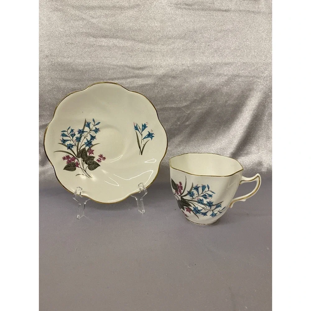 VNTG 1960's Crown Mark bone china floral Tea cup & saucer Set England PreOwned